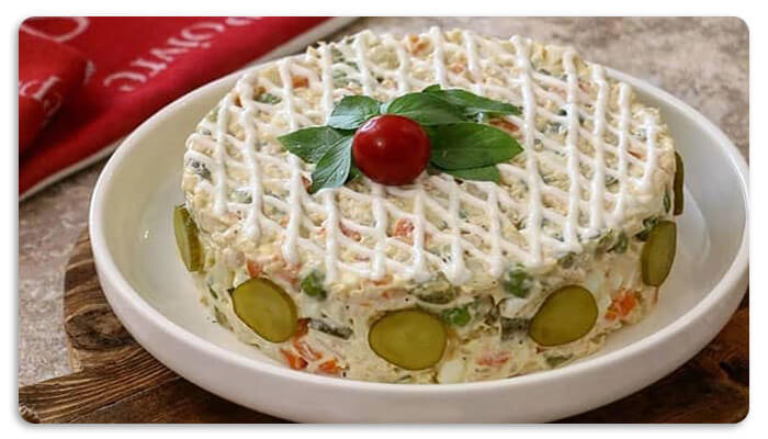 تزیین سالاد الویه با گوجه گیلاسی و خیارشور