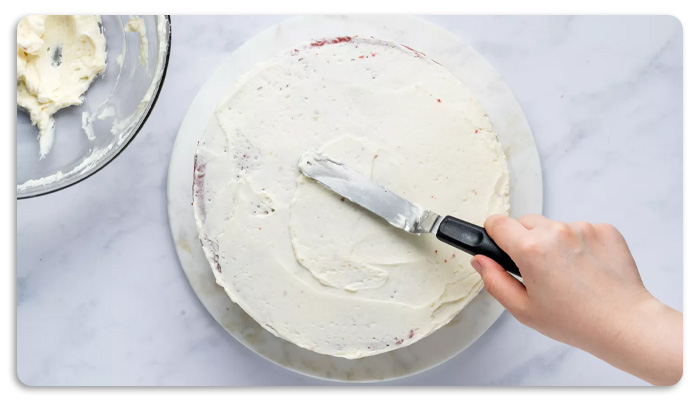 اضافه کردن خامه فراسترینگ به کیک